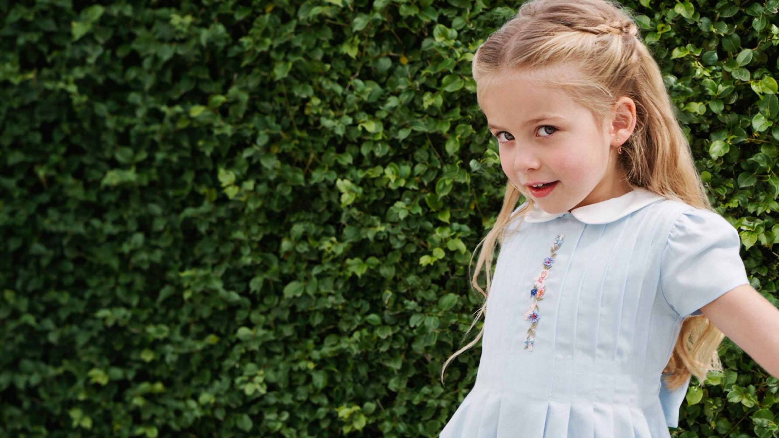 Menina com vestido Valutin — moda infantil